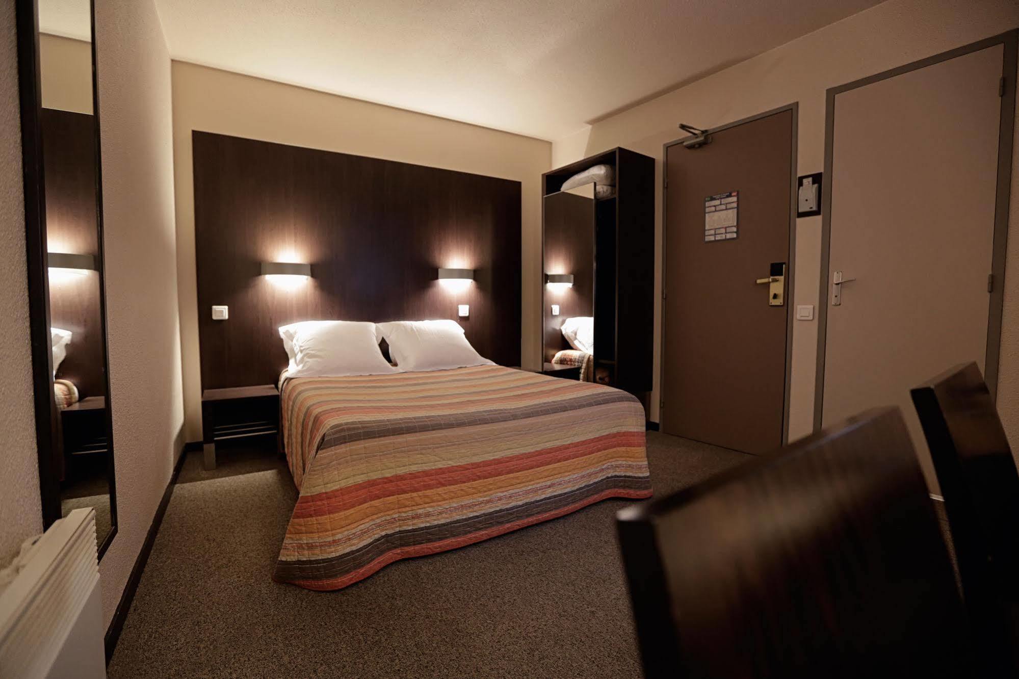 Hotel Au Petit Caporal Maisons-Alfort Exteriér fotografie